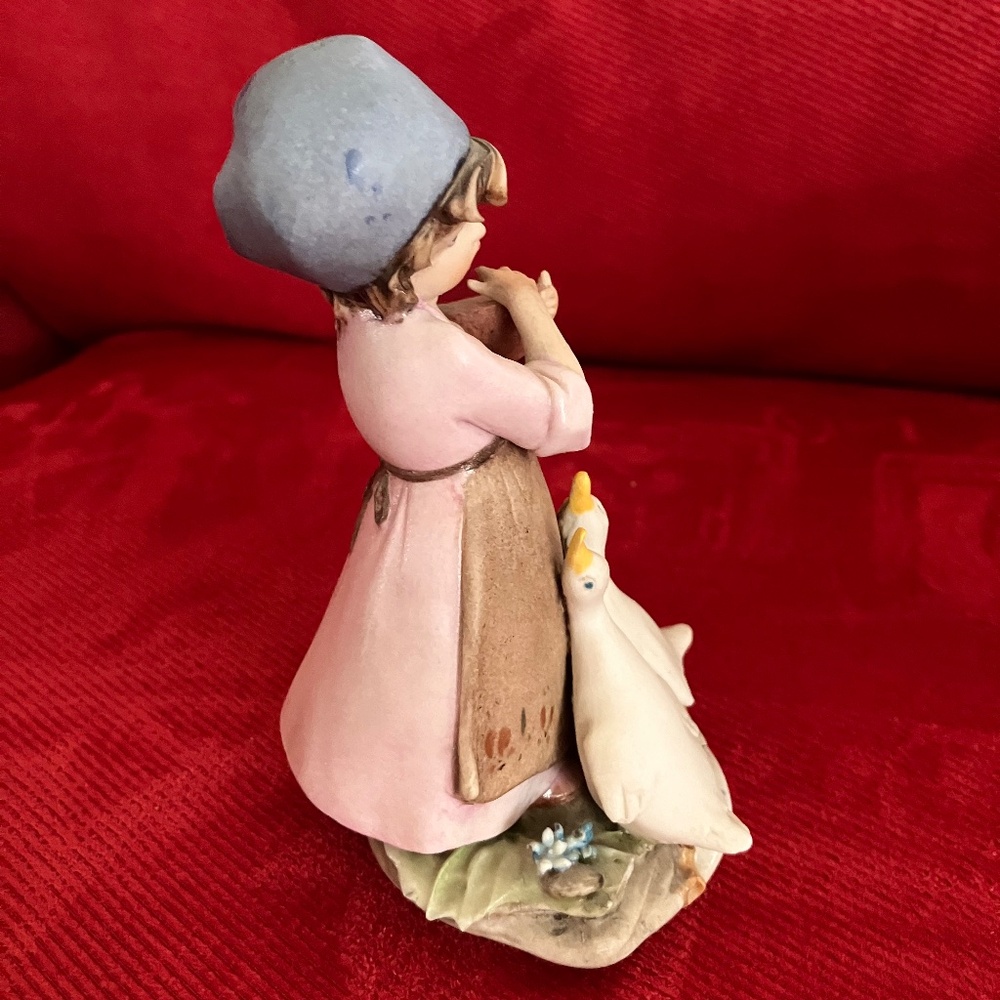 Capodimonte Girl Feeding Geese - Picture 2 of 4